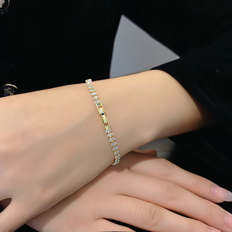 繊細なゴールド CZ ブレスレット – 女性用の輝く調節可能 - Formal Gala Wear Women のレビューと価格
