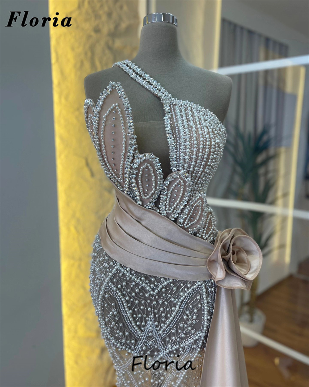 女性のための非対称の裸の肩を持つウエディングドレス,カスタム - Women Formal Wear Dubai のレビューと価格
